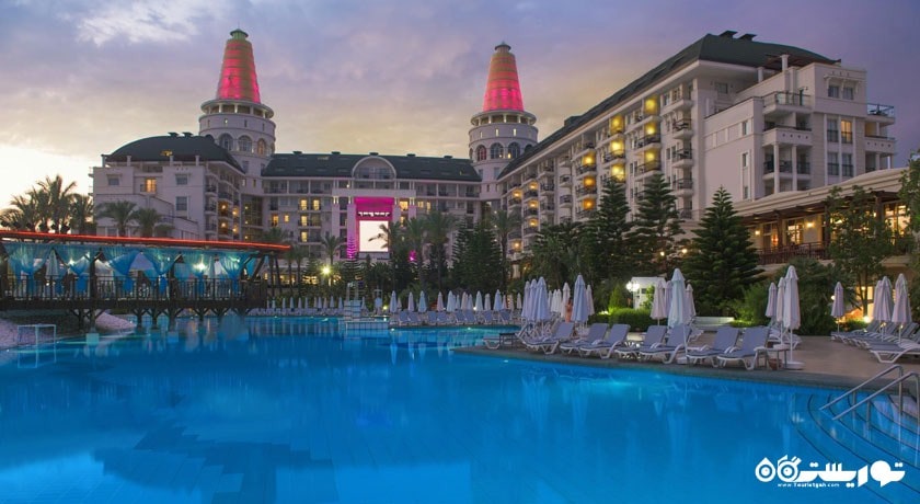 نمای کلی هتل در شب